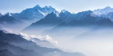 Panorama Aussicht auf Berge mit blauem Himmel und Wolken im Tal