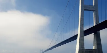 Hängebrücke in Skandinavien mit Wolken am Horizont