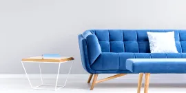 Bequemes blaues Sofa mit Bank