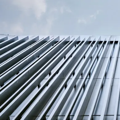 Blick auf ein Gebäude mit Querstreben an Fassade