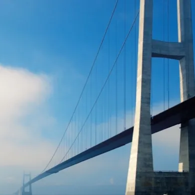 Hängebrücke mit Wolken am Himmel