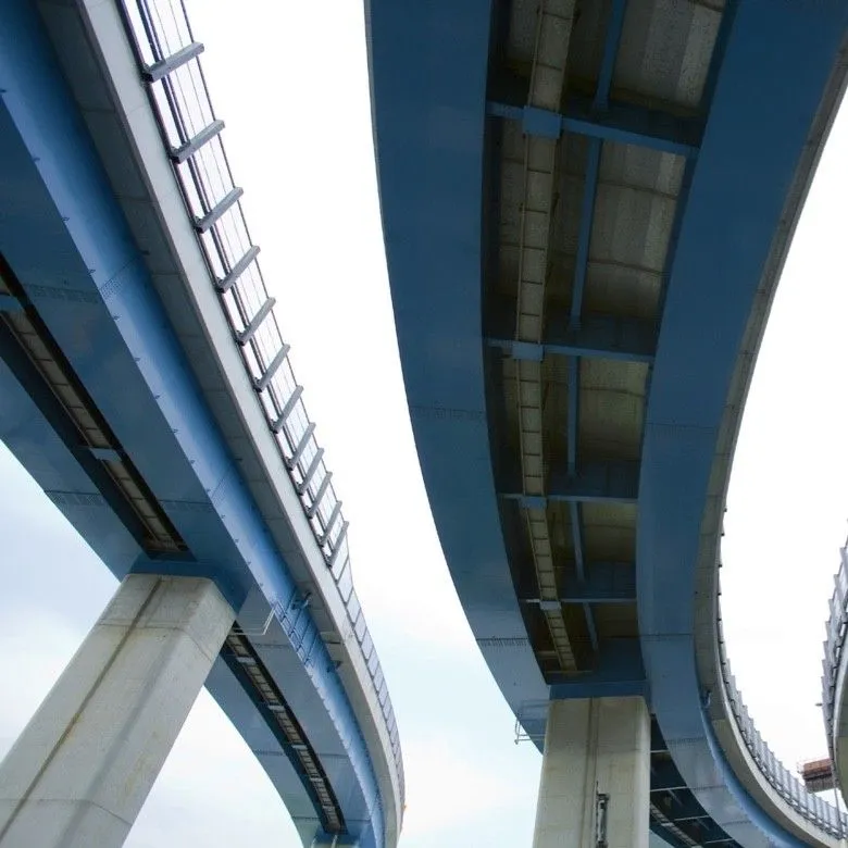 Blick von unten auf eine Autobahnueberfuehrung