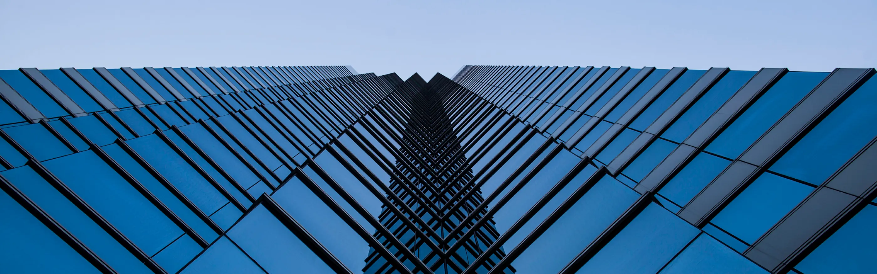 Hochhaus-Fassade mit Glasfenstern