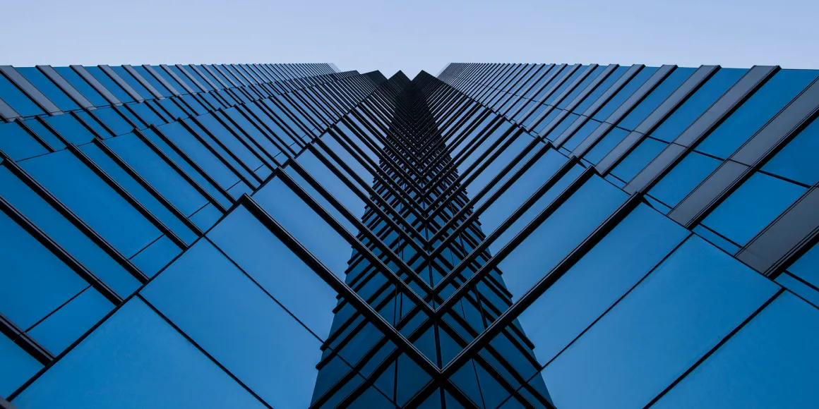 Hochhaus-Fassade mit Glasfenstern