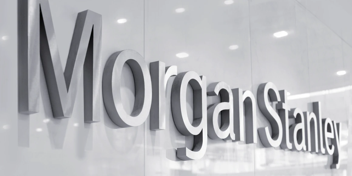 Logo von Morgan Stanley an heller und moderner Wand perspektivisch fotografiert