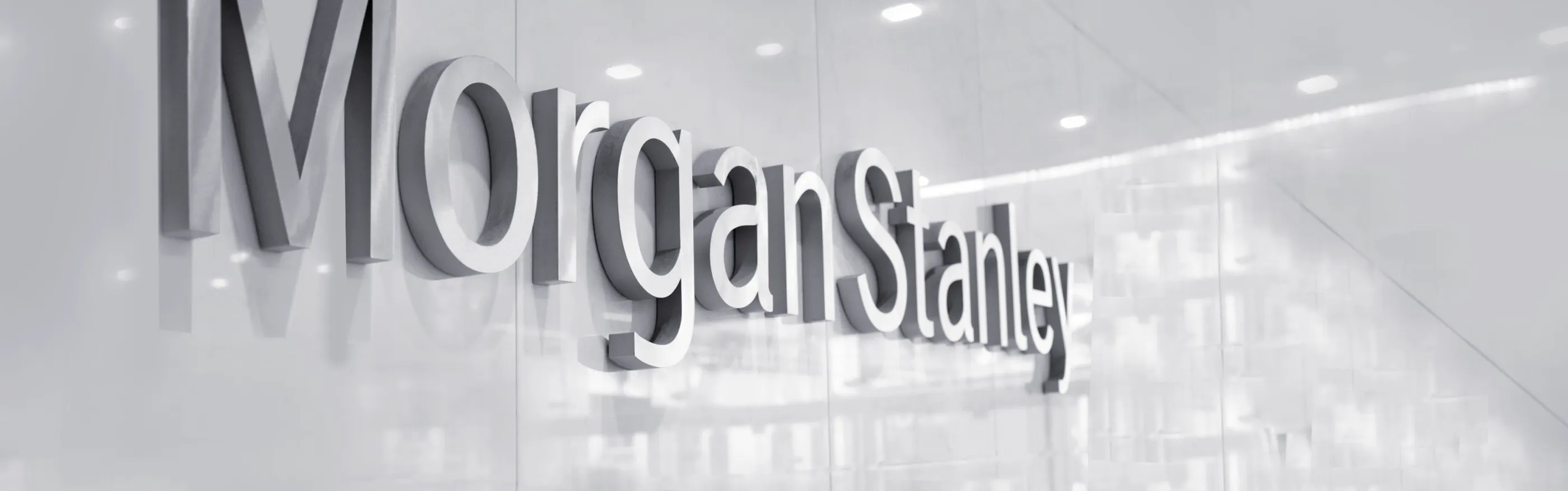 Logo von Morgan Stanley an heller und moderner Wand perspektivisch fotografiert