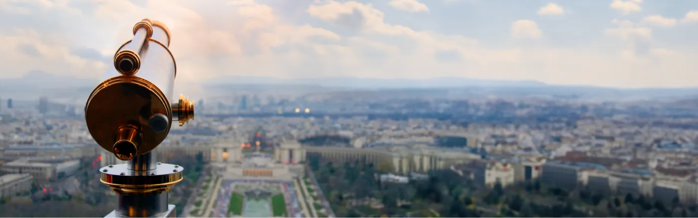 Goldenes Fernglas auf Sightseeing Hotspot mit Panorama einer Großstadt