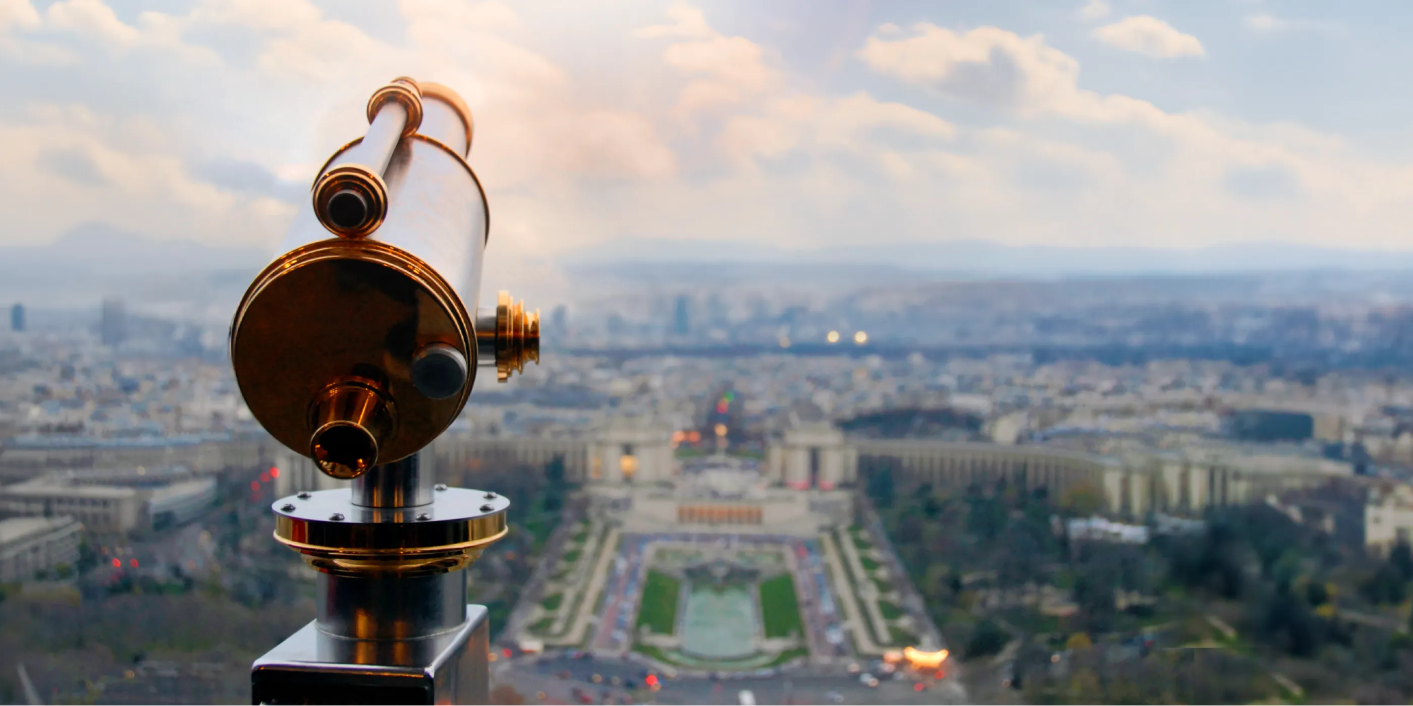 Goldenes Fernglas auf Sightseeing Hotspot mit Panorama einer Großstadt