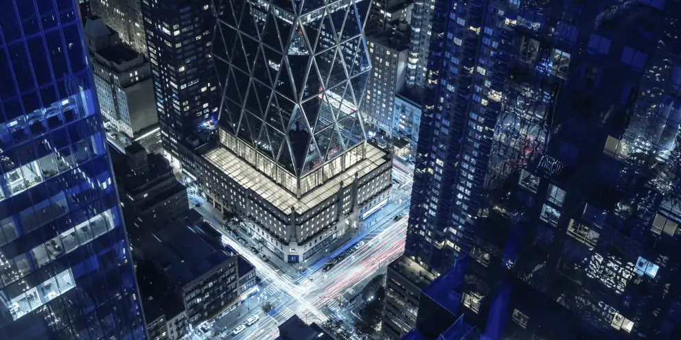 Hochhäuser in Finanzdistrikt einer amerikanischen Großstadt bei Nacht